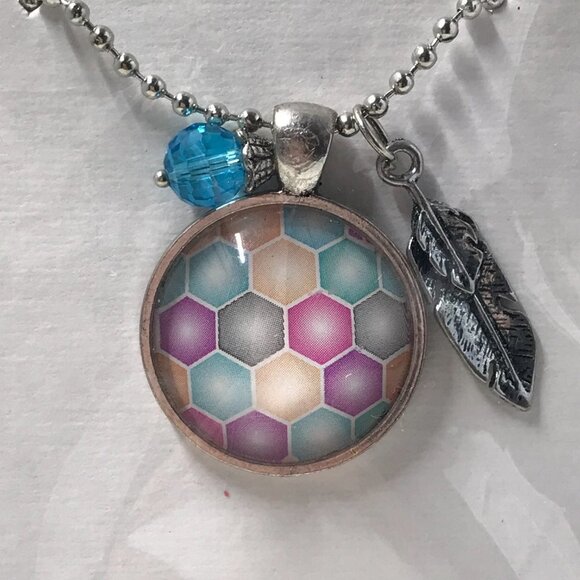 New Pendent necklace with a honeycomb circle pendent with 2 charms 22" chain - Picture 3 of 5